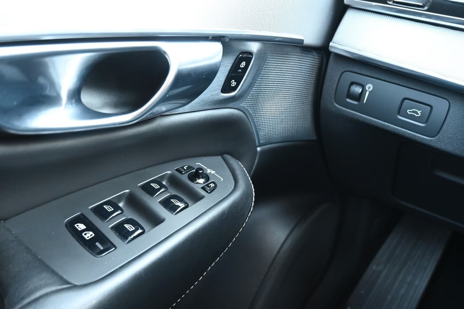 Vozidlo #10113 - Volvo XC90 D5 AWD Inscription 28